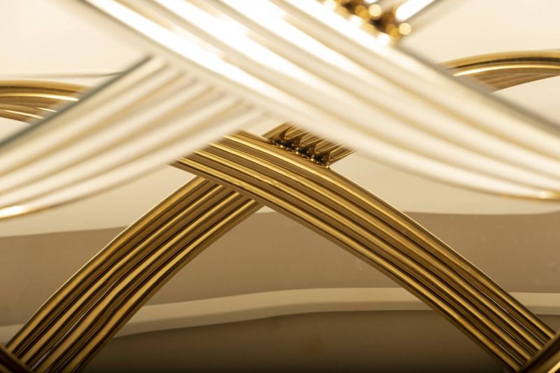 Nadčasový jedálenský stôl s unikátnymi zlatými nohami , biela-zlatá