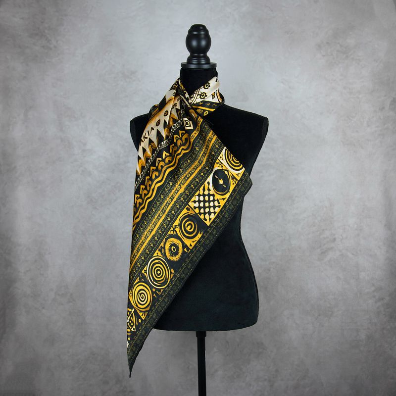 Módna hodvábna šatka ČIČMANY - ČIERNO-ZLATÉ, 90 x 90cm