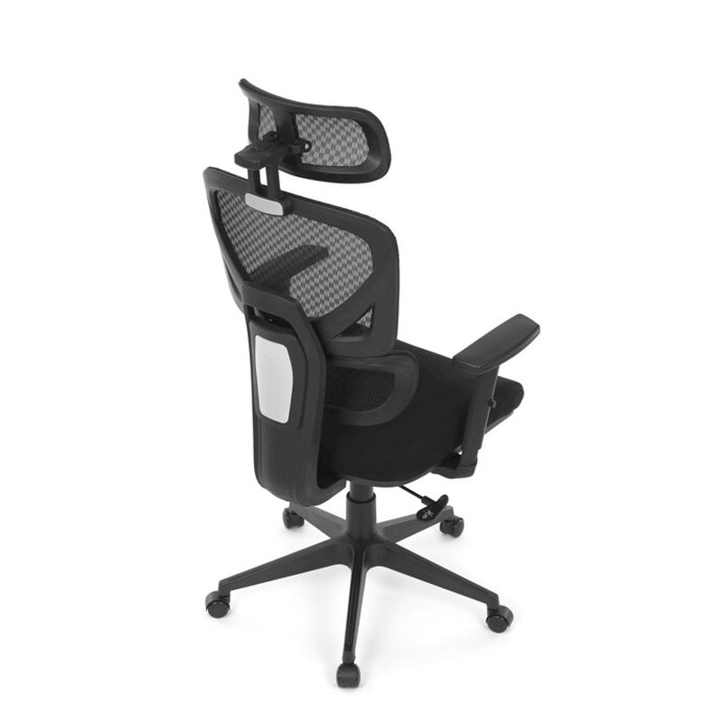 Kancelárska stolička s čiernym mesh poťahom a synchrónnym mechanizmom