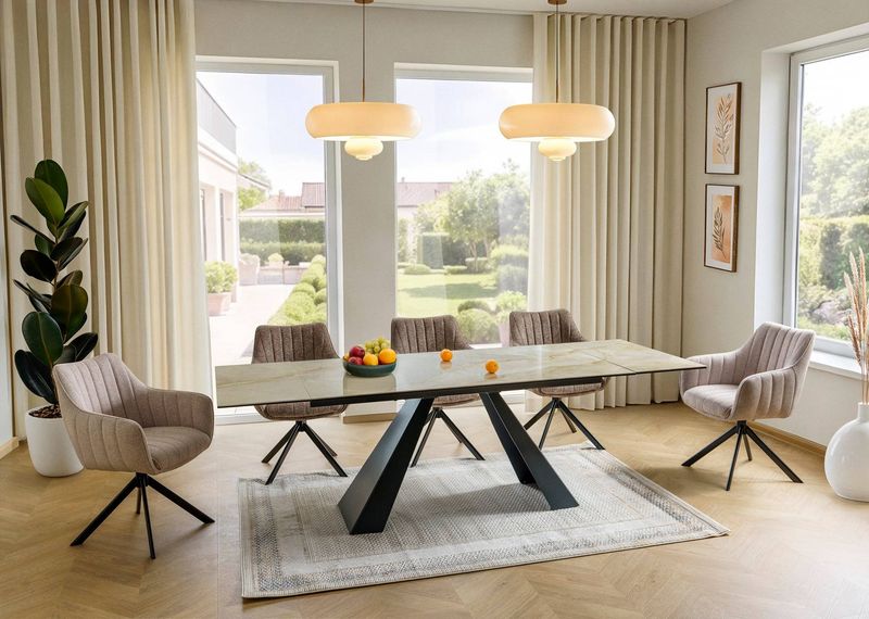 Otočná jedálenská stolička s lakťovými opierkami, svetlá béžová látka