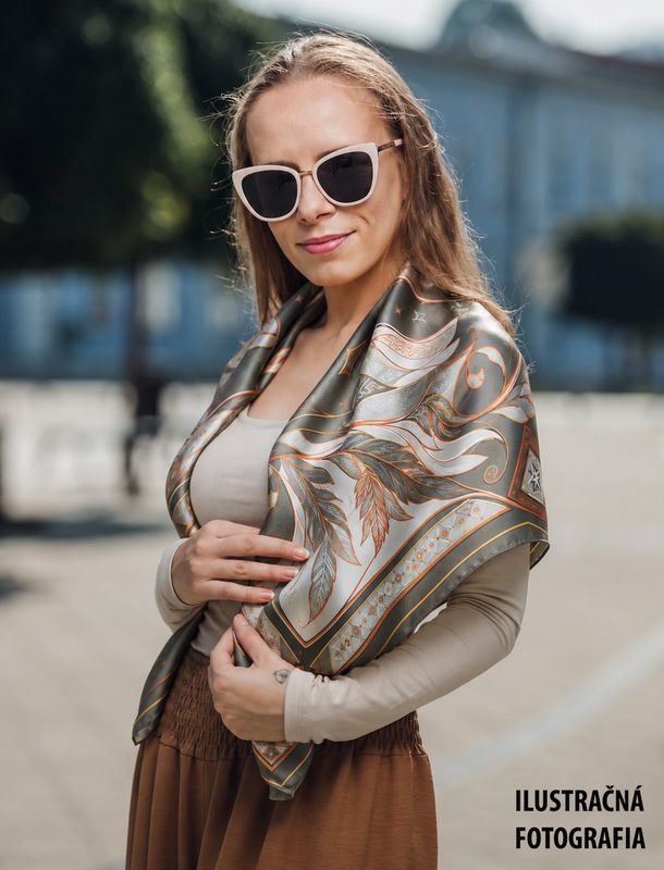 Hodvábna šatka LÍŠKA – SIVÁ, 100 % prírodný hodváb, 90 × 90 cm