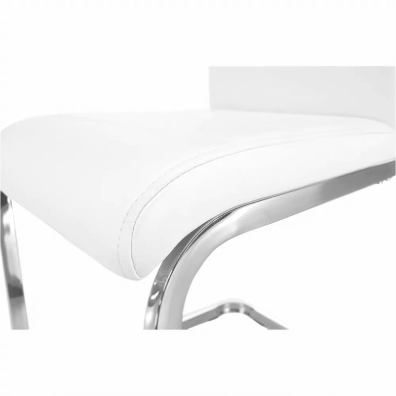 Dokonalá jedálenská stolička v bielej ekokoži