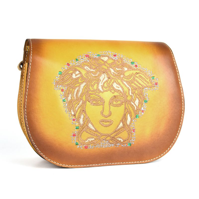 Módna kožená kabelka s výšivkou MEDUSA, ručne tieňovaná v tmavo žltej farbe