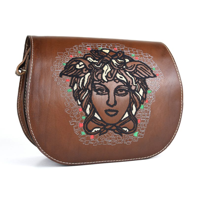 Módna kožená kabelka s výšivkou MEDUSA 2, ručne tieňovaná v tmavo hnedej farbe