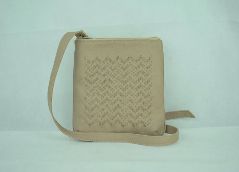 Ručne vyšívaná kabelka z pravej kože v béžovej farbe