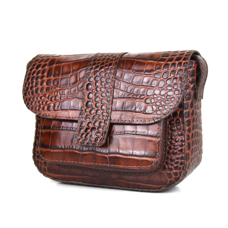 Malá dámska kabelka crossbody z hovädzej kože s dezénom krokodíla v hnedej farbe
