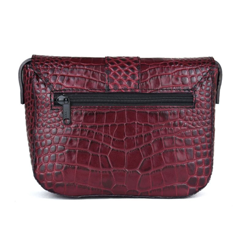 Malá dámska kabelka crossbody z hovädzej kože s dezénom krokodíla v bordovej farbe