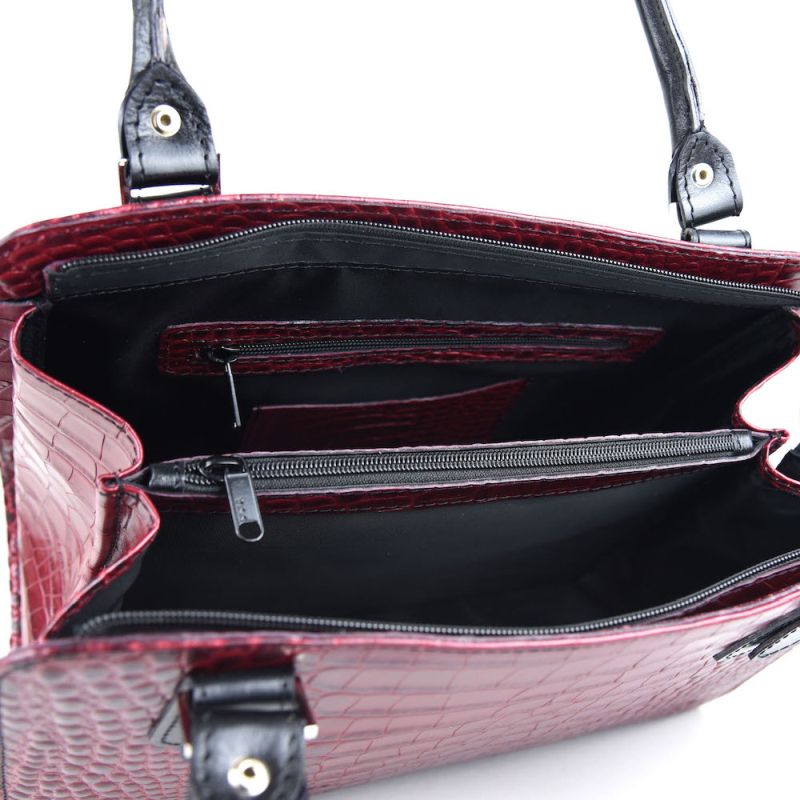 Kabelka z pravej hovädzej kože s dezénom krokodíla v bordovej farbe