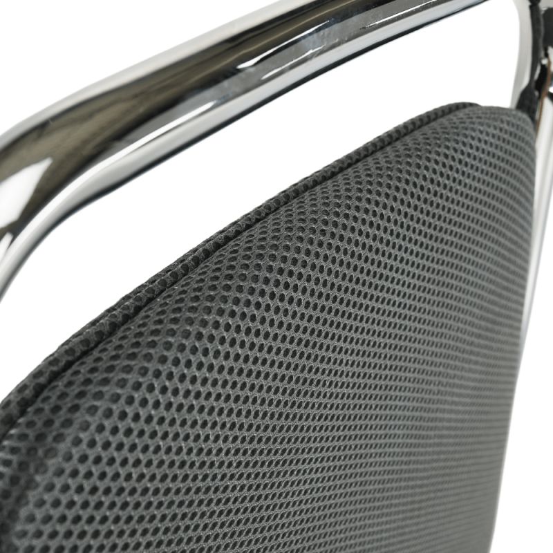 Zasadacia stolička čalúnená sivou sieťovinou