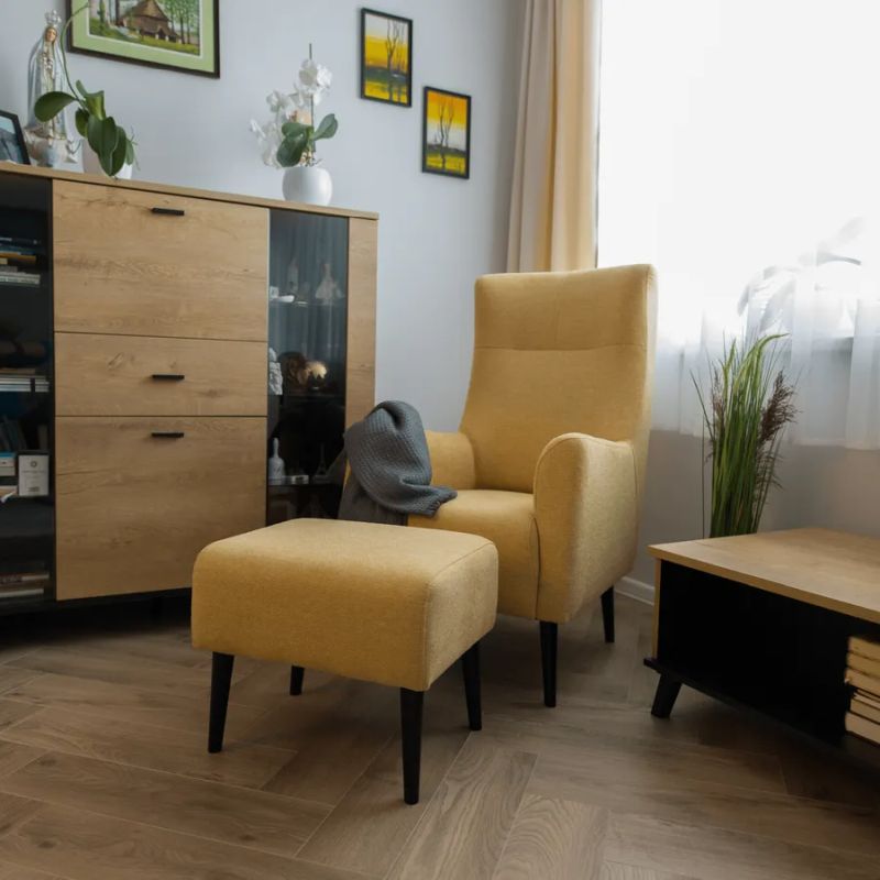 Taburet s luxusným a elegantným dizajnom, žltá-čierna