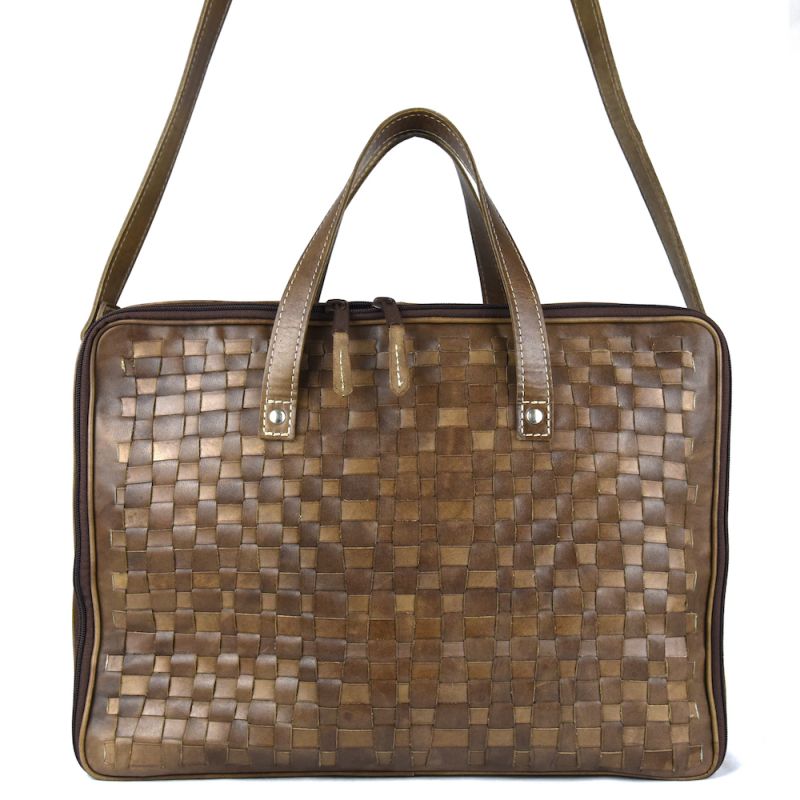 Ručne pletená kožená cestovná taška v hnedej farbe