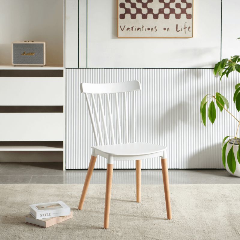 Jedálenská stolička vyrobená z plastu, s drevenými nožičkami, biela