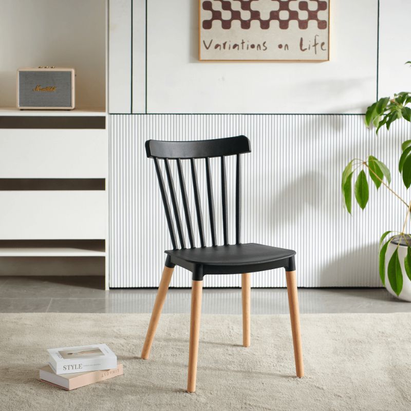 Jedálenská stolička vyrobená z plastu, s drevenými nožičkami, čierna