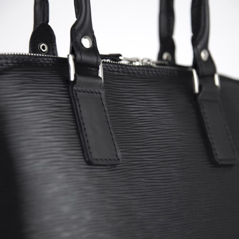 Luxusná kožená kabelka 8573 s reliéfnym dezénom kože v čiernej farbe