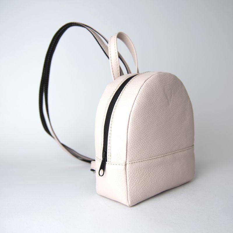 Malý módny ruksak z pravej kože v ružovej farbe