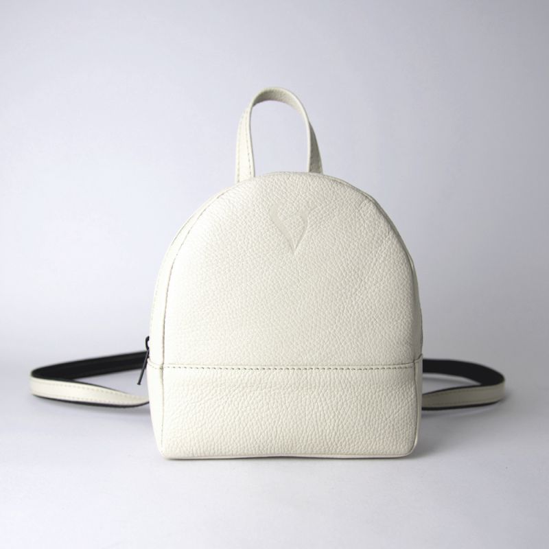 Malý módny ruksak z pravej kože v krémovej farbe
