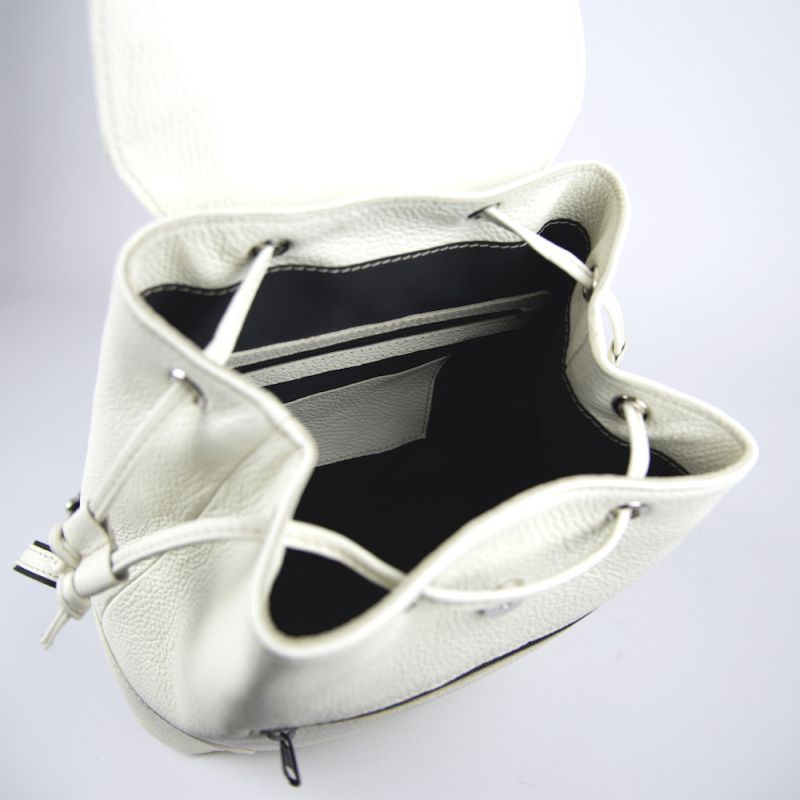 Praktický kožený batoh v krémovej farbe