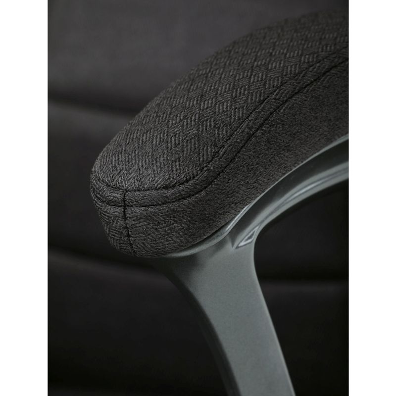 Štýlová kancelárska stolička čalúnená čiernou látkou