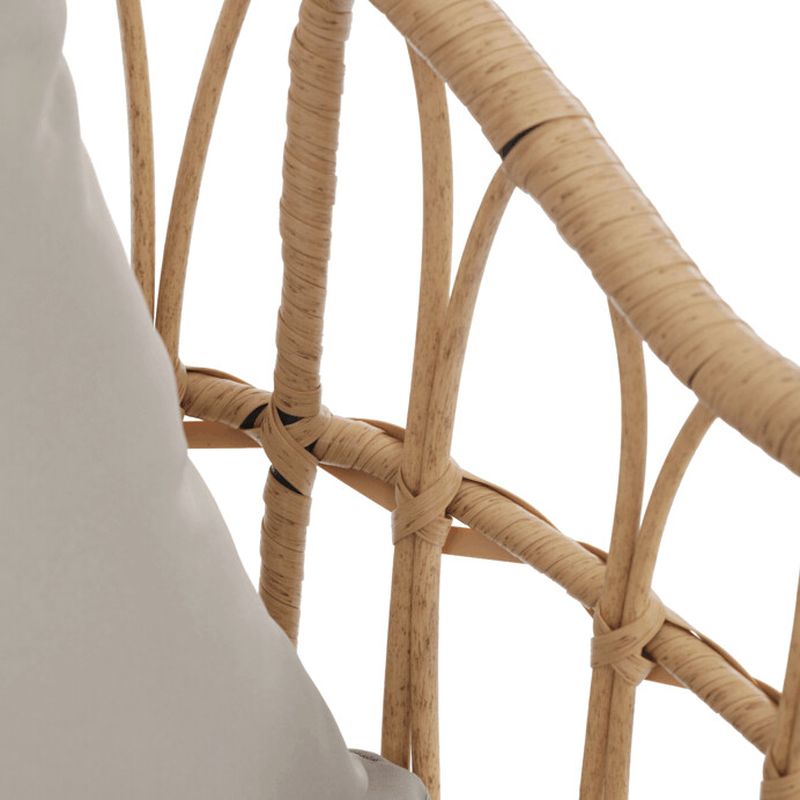 Moderná záhradná stolička z polyratanu v prírodnej farbe