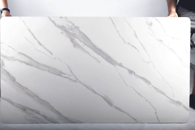 Nadčasový jedálenský stôl s unikátnymi zlatými nohami , biela-zlatá