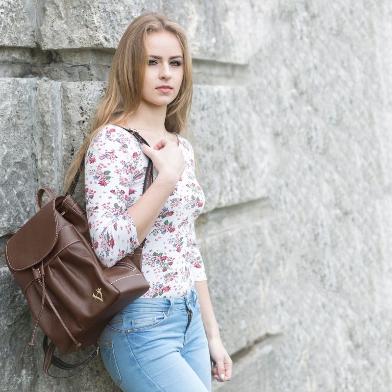 Módny kožený ruksak z pravej kože v Marrone farbe