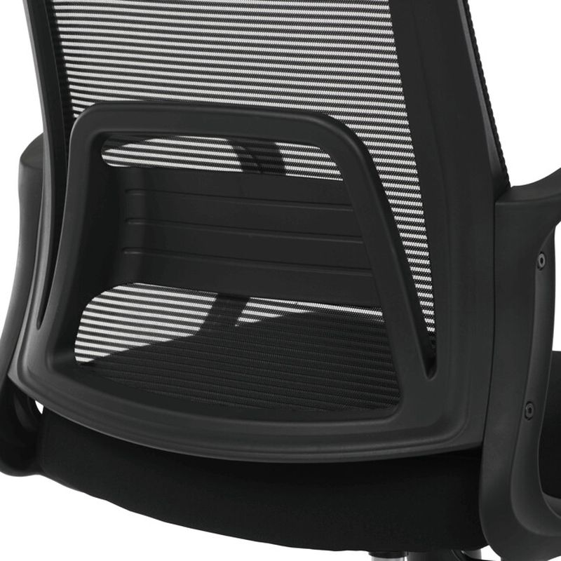 Praktická kancelárska stolička v kombinácii čiernej sieťoviny a plastu