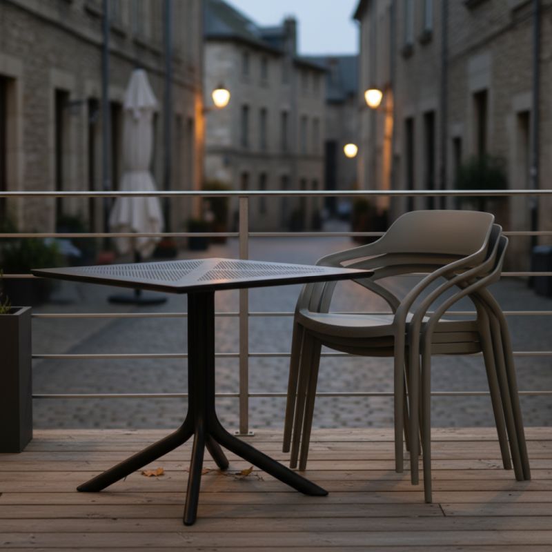 Elegantná stohovateľná, stolička sivý plast