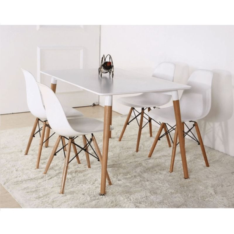 Jednoduchý, no zároveň moderný jedálenský stôl