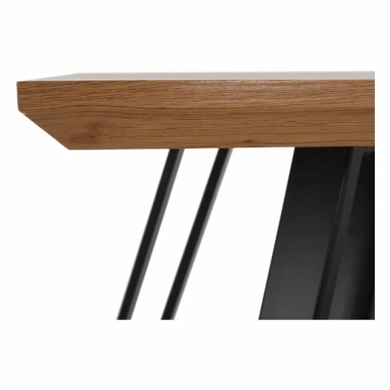 Jedálenský stôl vyrobený z MDF v dubovom prevedení