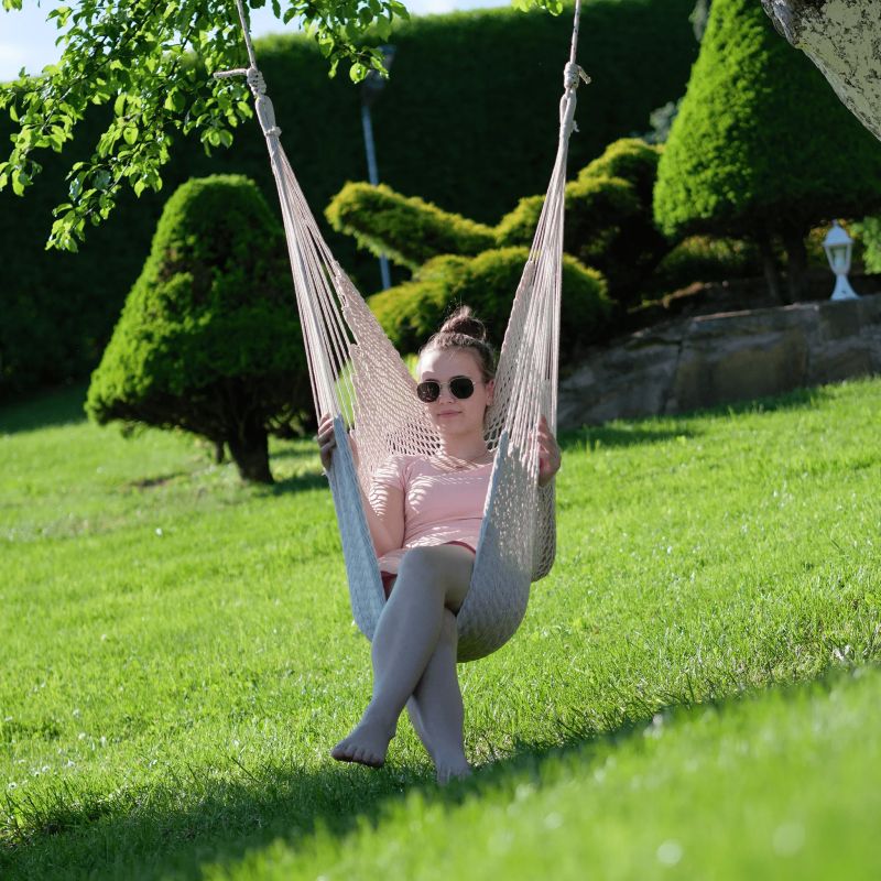 Závesné hojdacie kreslo vyrobené zo siete, biele