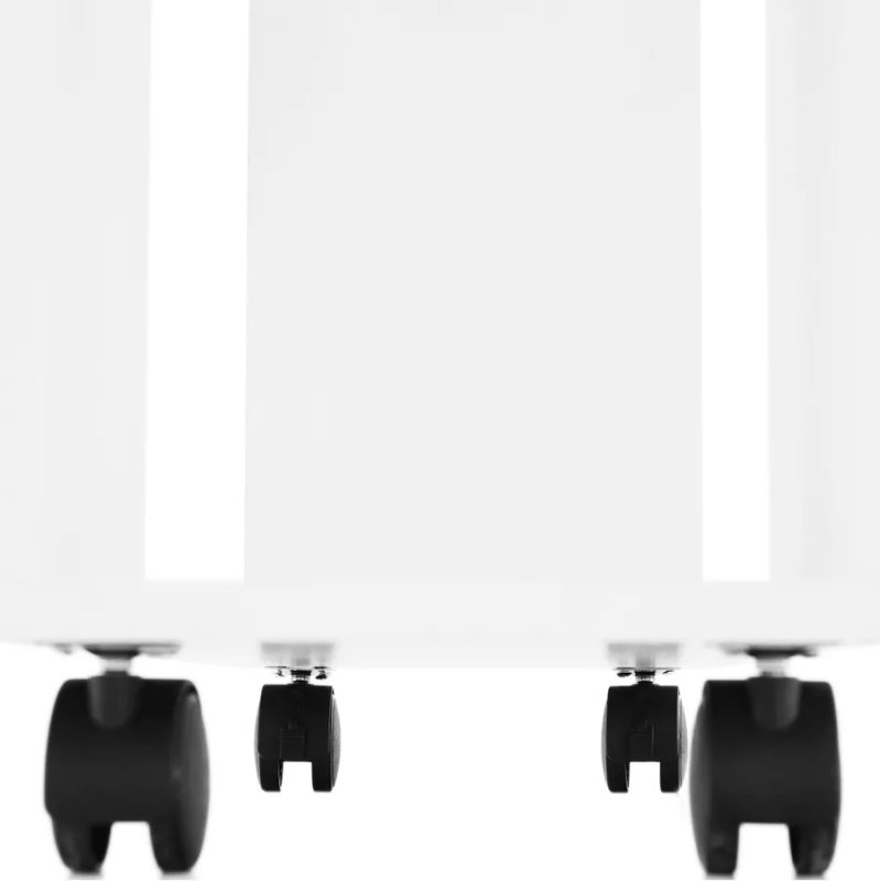 Príručný stolík v bielej farbe na kolieskach