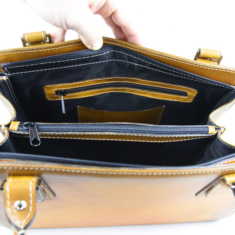 Módna kožená kabelka 8614 ručne tamponovaná a tieňovaná v tmavo žltej farbe