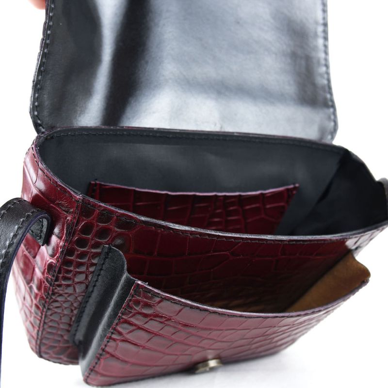 Malá dámska kabelka crossbody z hovädzej kože s dezénom krokodíla v bordovej farbe