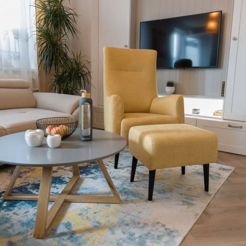 Taburet s luxusným a elegantným dizajnom, žltá-čierna