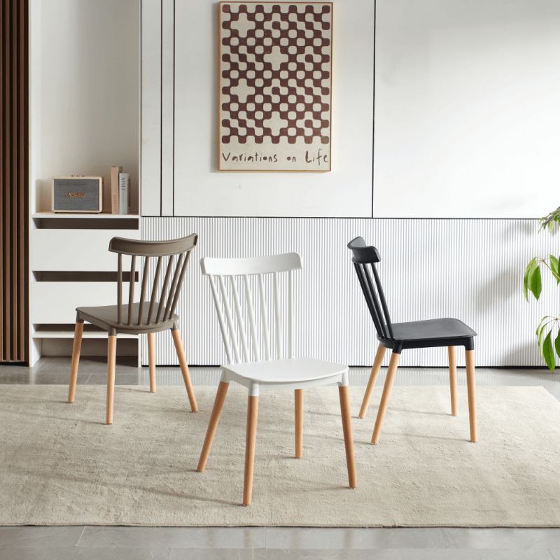 Jedálenská stolička vyrobená z plastu, s drevenými nožičkami, čierna