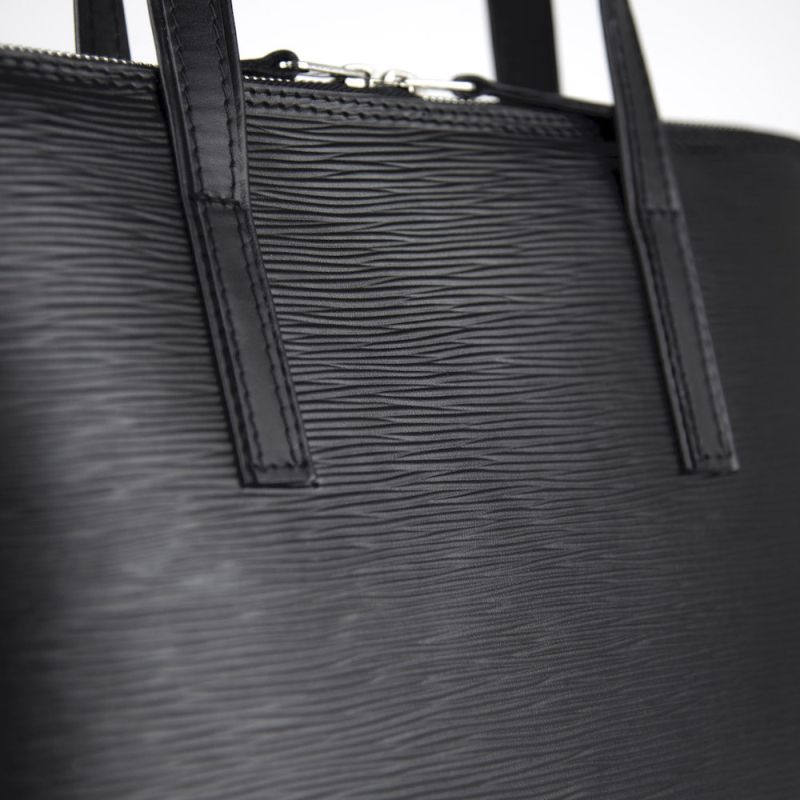 Luxusná kožená kabelka 8196 s reliéfnym dezénom kože v čiernej farbe