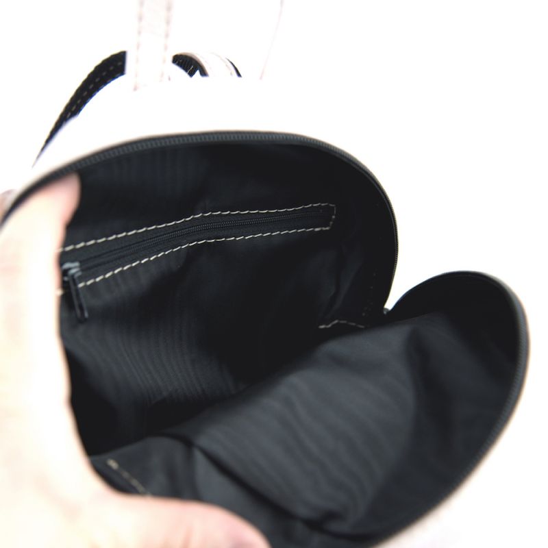 Malý módny ruksak z pravej kože v krémovej farbe