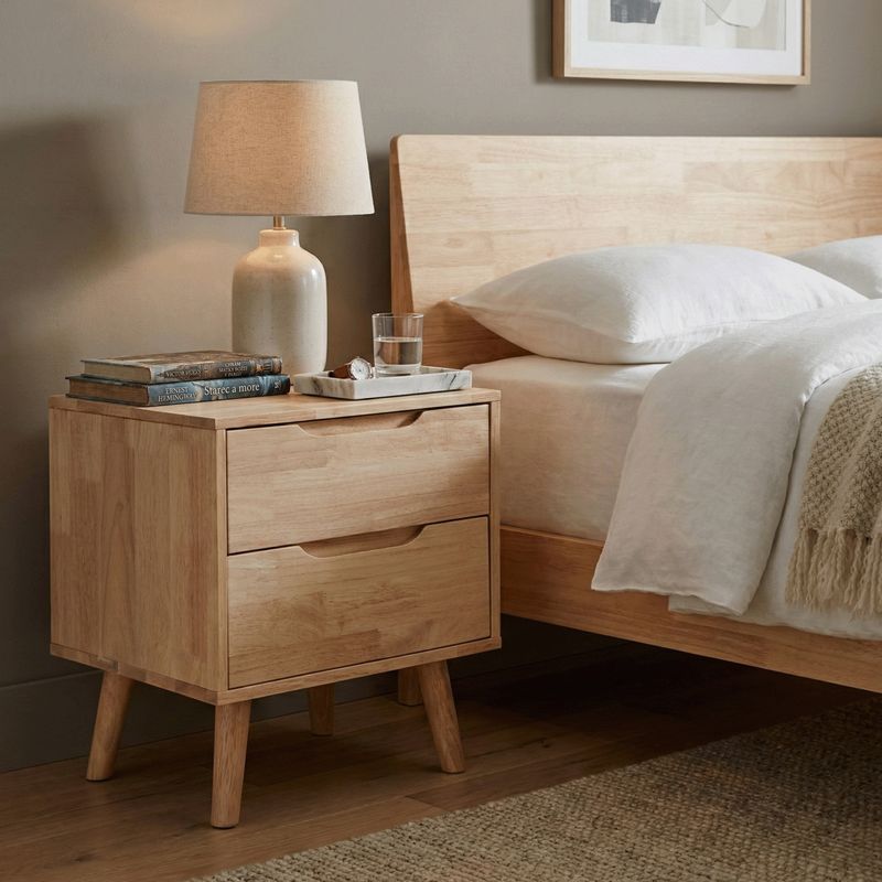 Elegantný nočný stolík v modernom dizajne, masívne drevo, prírodná