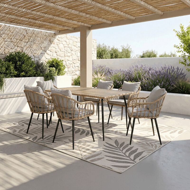 Moderná záhradná stolička z polyratanu v prírodnej farbe