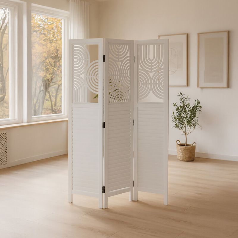 Biely trojpanelový paraván z masívneho smrekového dreva s dekoratívnymi výrezmi