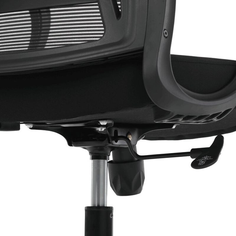 Praktická kancelárska stolička v kombinácii čiernej sieťoviny a plastu