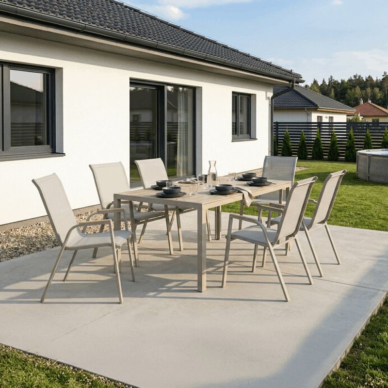 Záhradná stolička béžová s kovovou konštrukciou a sieťovinou