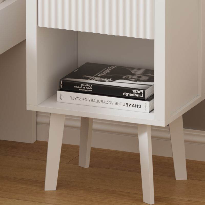 Moderný nočný stolík biely, so zásuvkou a poličkou