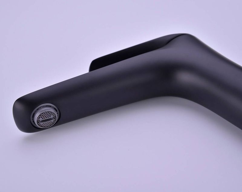 Elegantná umývadlová batéria čierna