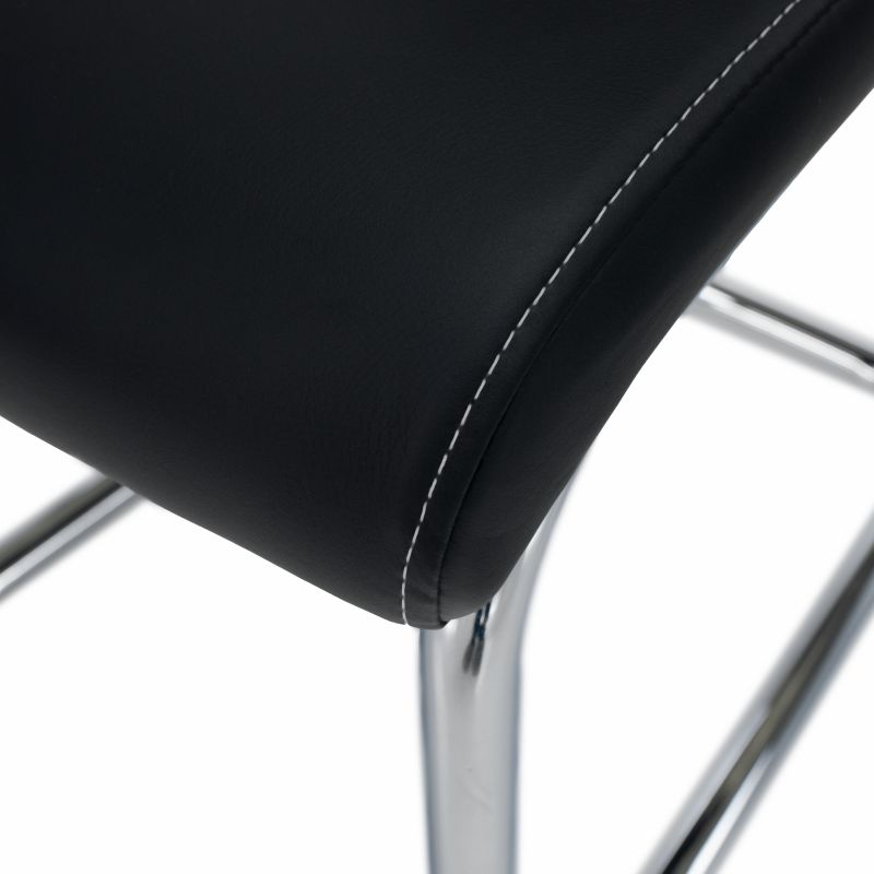 Moderná jedálenská stolička čierna, svetlé šitie