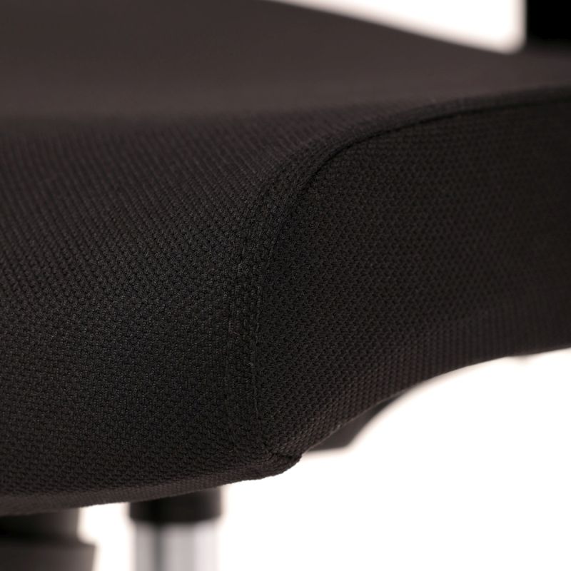 Kancelárska stolička s výškovo nastaviteľnými opierkami čierna