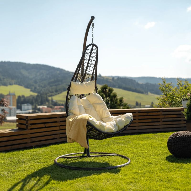 Závesné kreslo s jedinečným dizajnom hnedé