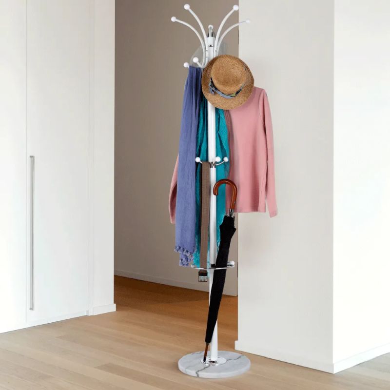 Moderný a štýlový biely vešiak