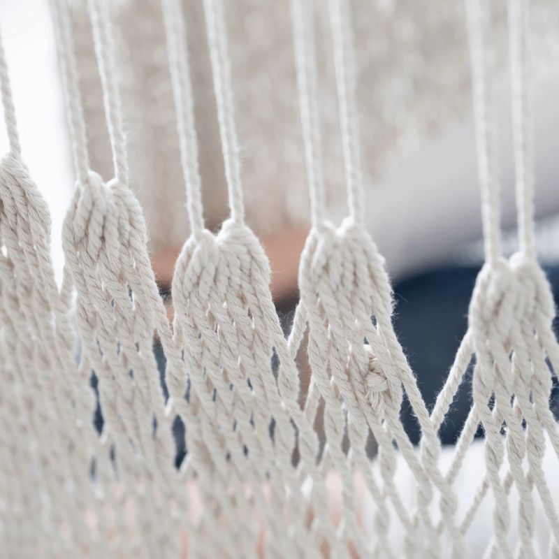 Závesné hojdacie kreslo vyrobené zo siete, biele