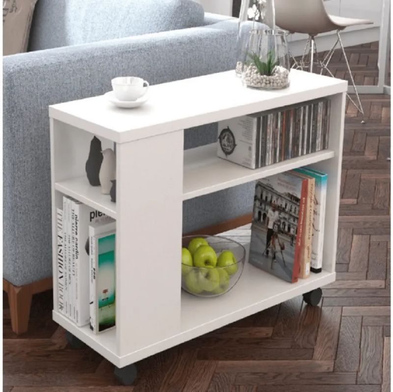 Príručný stolík v bielej farbe na kolieskach